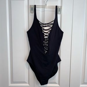 Black one piece swimsuit bleu rod Beattie